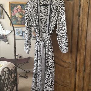 Jones New York Black and White Patterned Robe